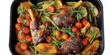 Miel-la-cuptor-cu-usturoi-ierburi-aromatice-și-garnitură-de-cartofi-aurii-reteta-savori-urbane